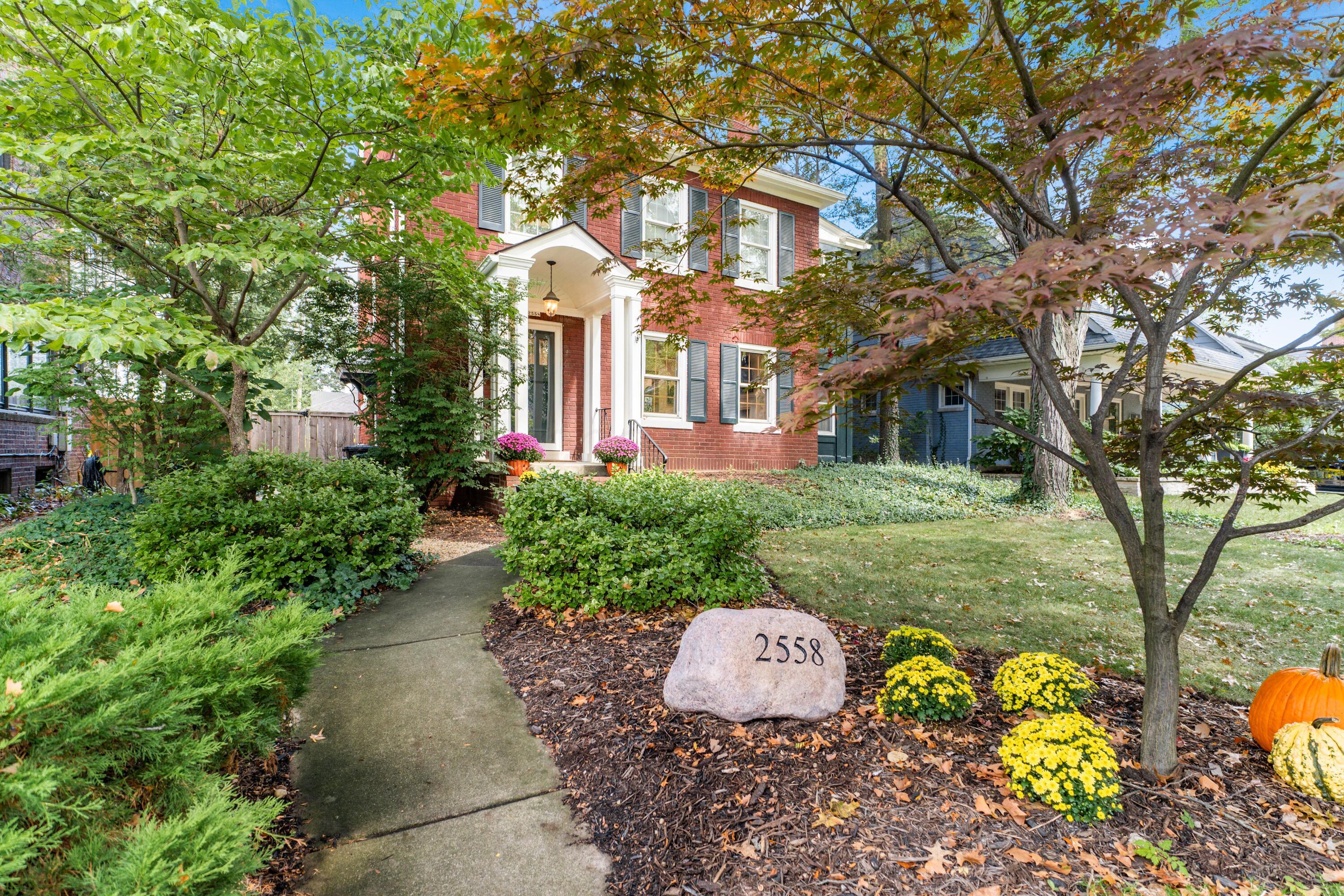 2558 Bryden Road Bexley, OH 43209 - Photo 4 of 45 Mature plantings