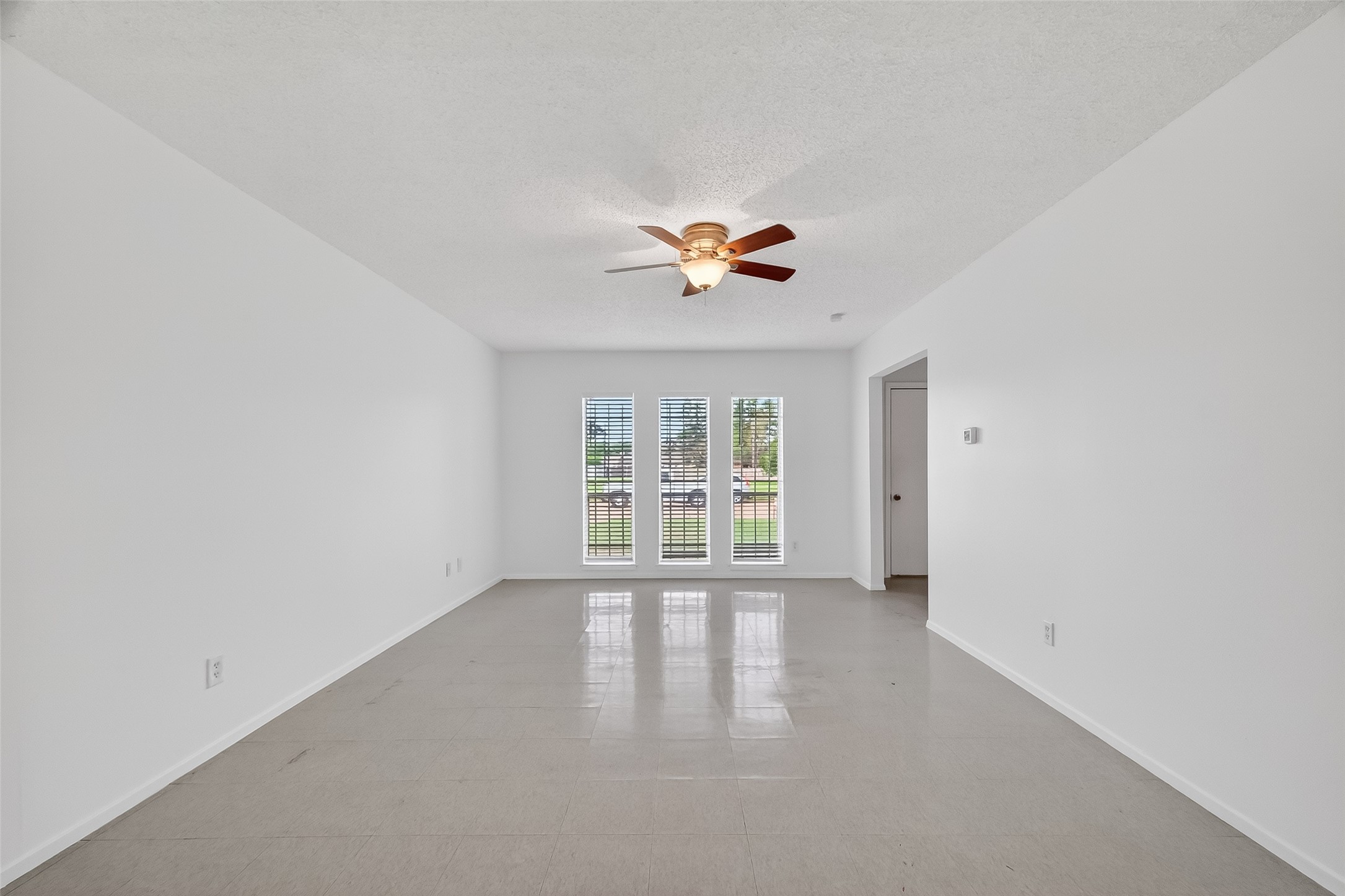15022 Chipman Ln. Houston, TX 77060 - Photo 6 of 40 Formal dining/Living room