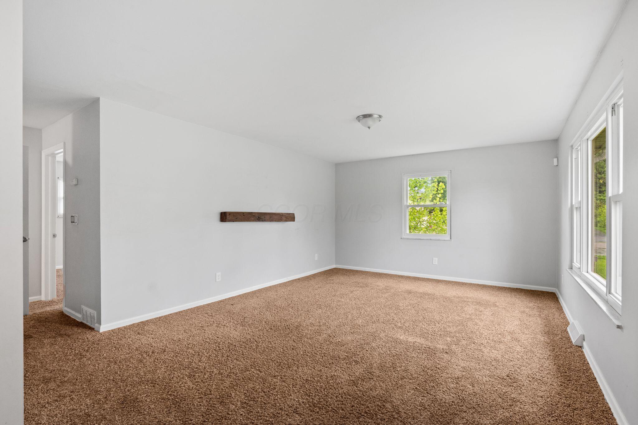 909 Hillery Road Columbus, OH 43229 - Photo 5 of 40 Living