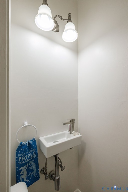 9129 Derbyshire Road, Unit E Henrico, VA 23229 - Photo 18 of 36 Modern wall-mounted rectangular sink with chrome f