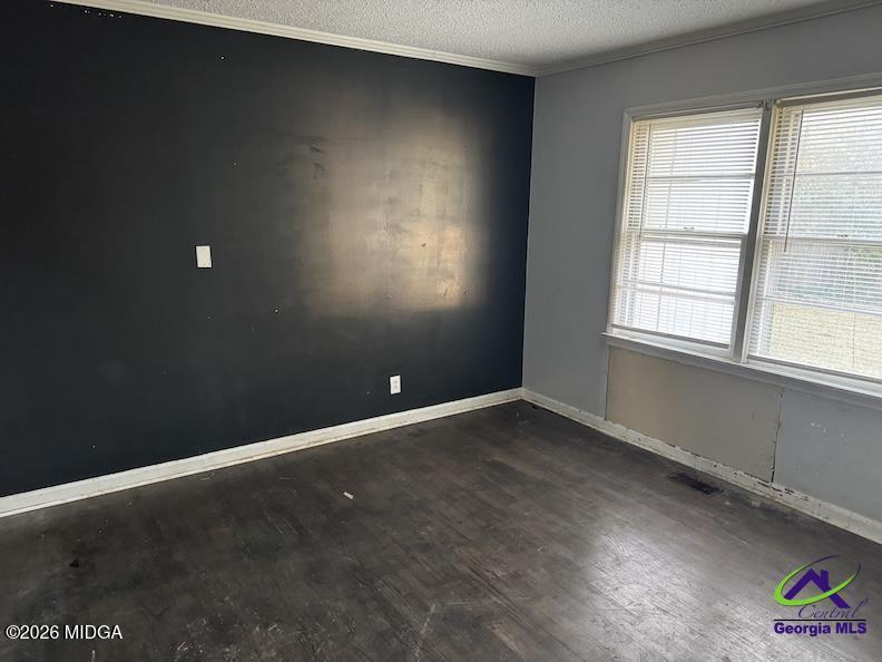 151 Edmondson Circle Cochran, GA 31014 - Photo 6 of 16 an empty room with a window