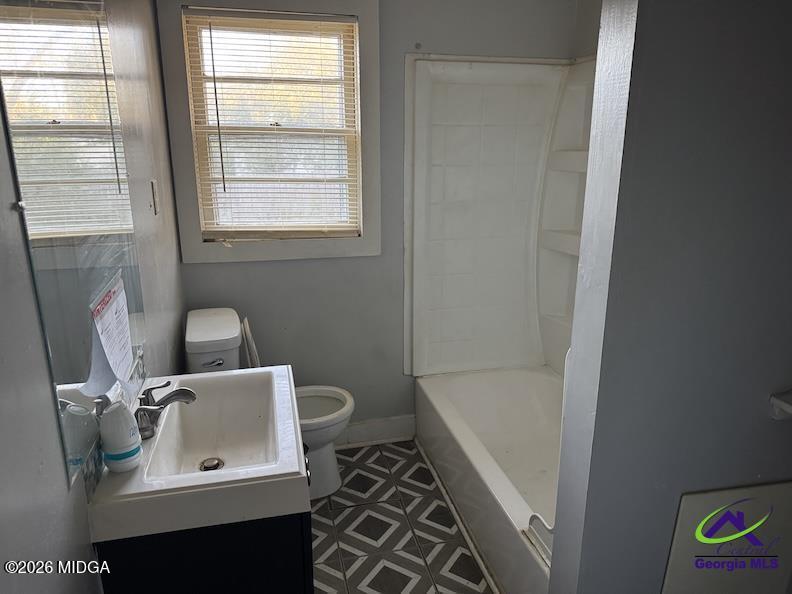 151 Edmondson Circle Cochran, GA 31014 - Photo 8 of 16 a bathroom with a sink toilet and tub