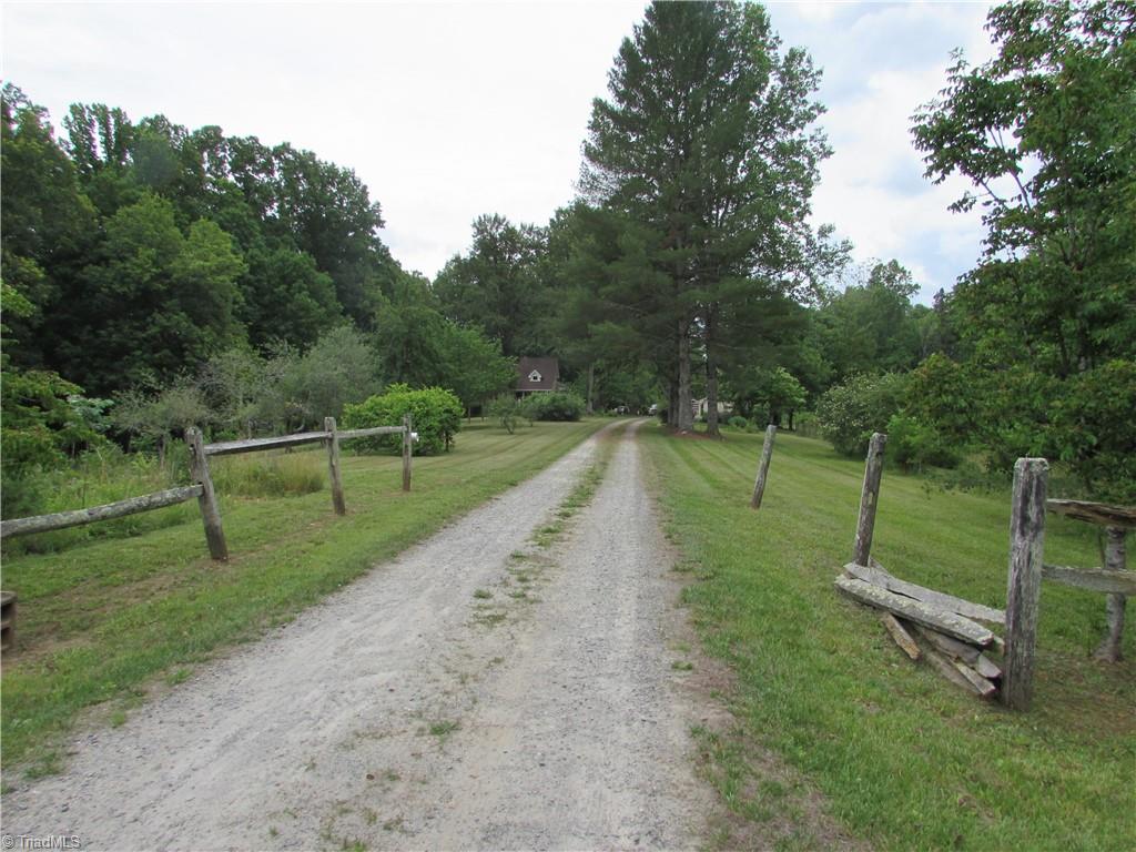 377 Scott Road Pinnacle, NC 27043 - Photo 4 of 44