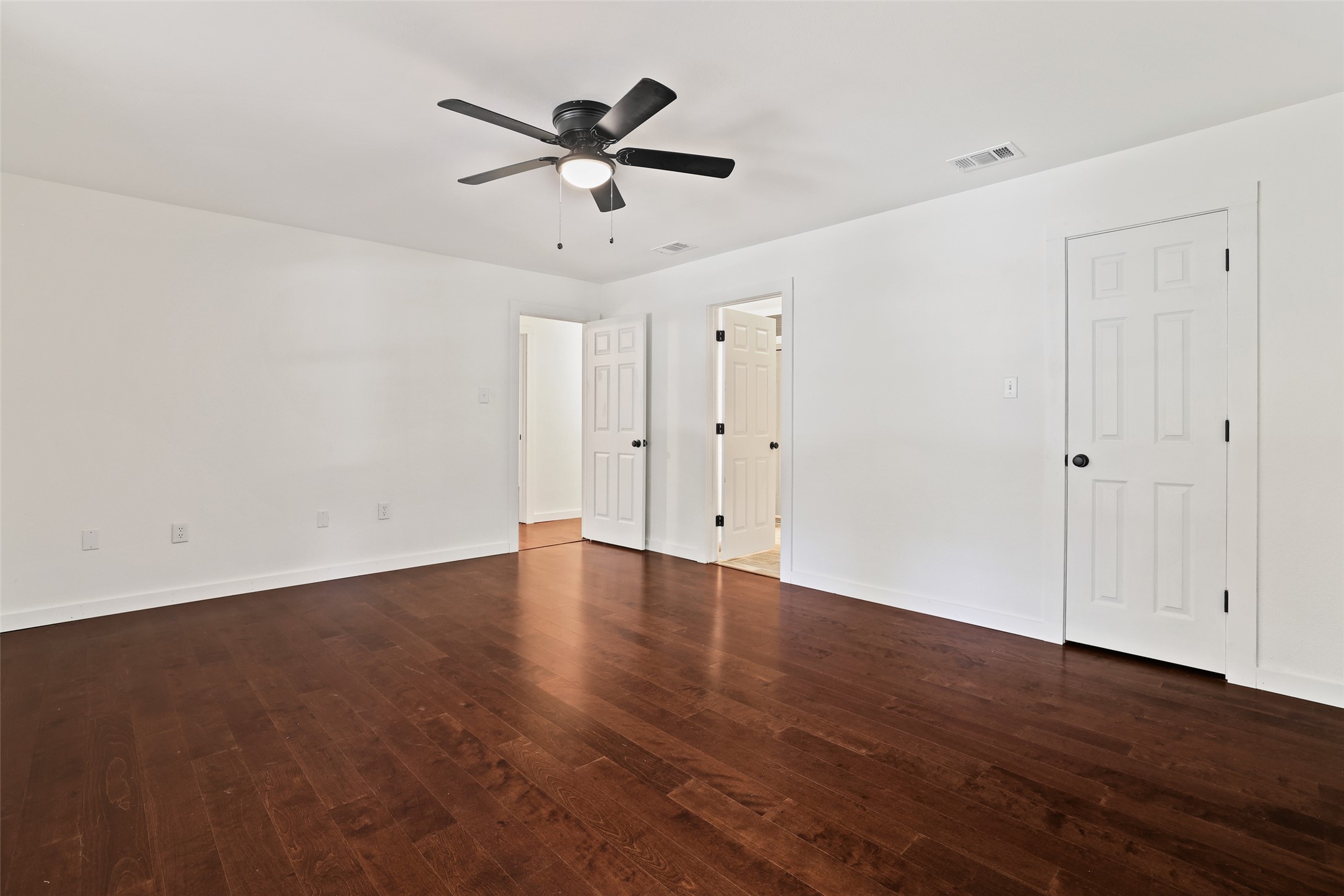 30309 Live Oak Trail Georgetown, TX 78633 - Photo 28 of 40 2nd Bedroom with Ensuite Bathroom and Walk-In Closet.