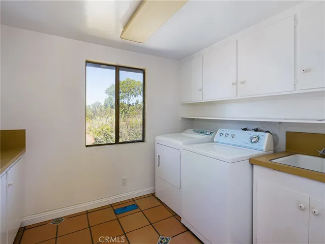 a view of utility room with washer and dryer