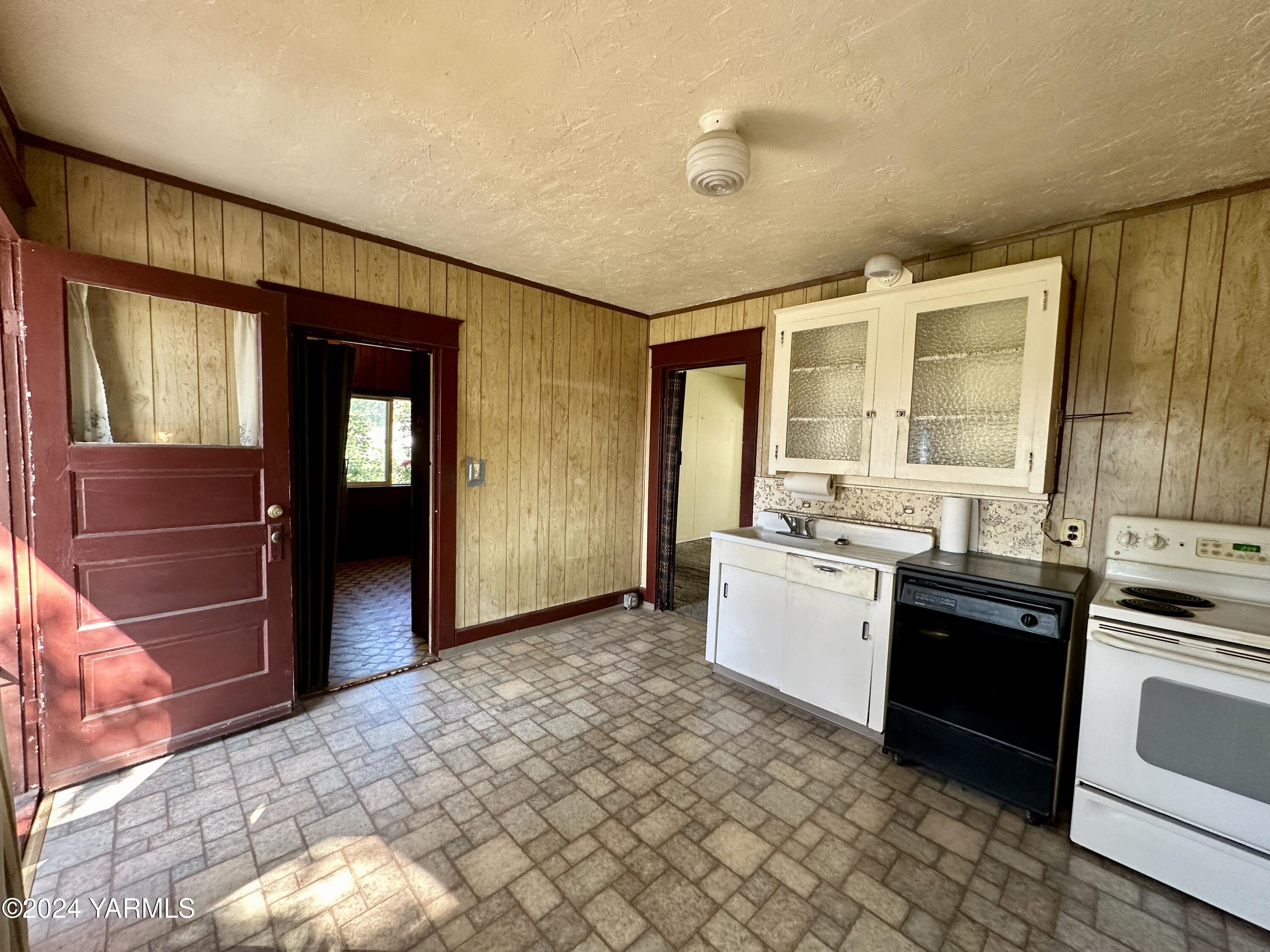 2613 Cascade Road Yakima, WA 98901 - Photo 15 of 38 .