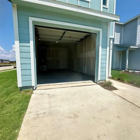 a view of backyard of the house