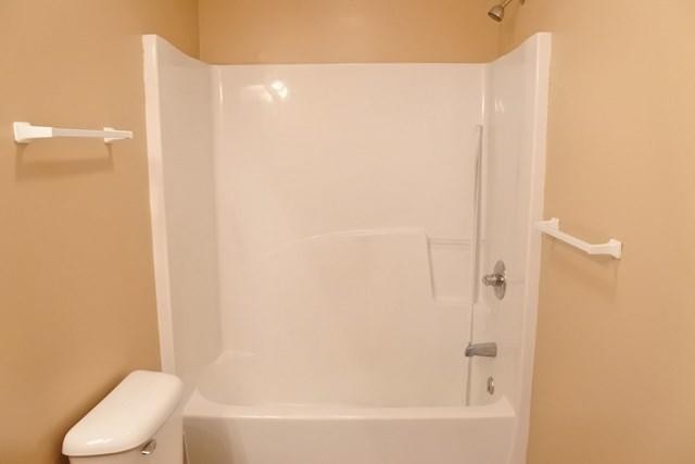 178 Thomas Road Livingston, TN 38570 - Photo 16 of 20 a bathroom with a bathtub and a toilet