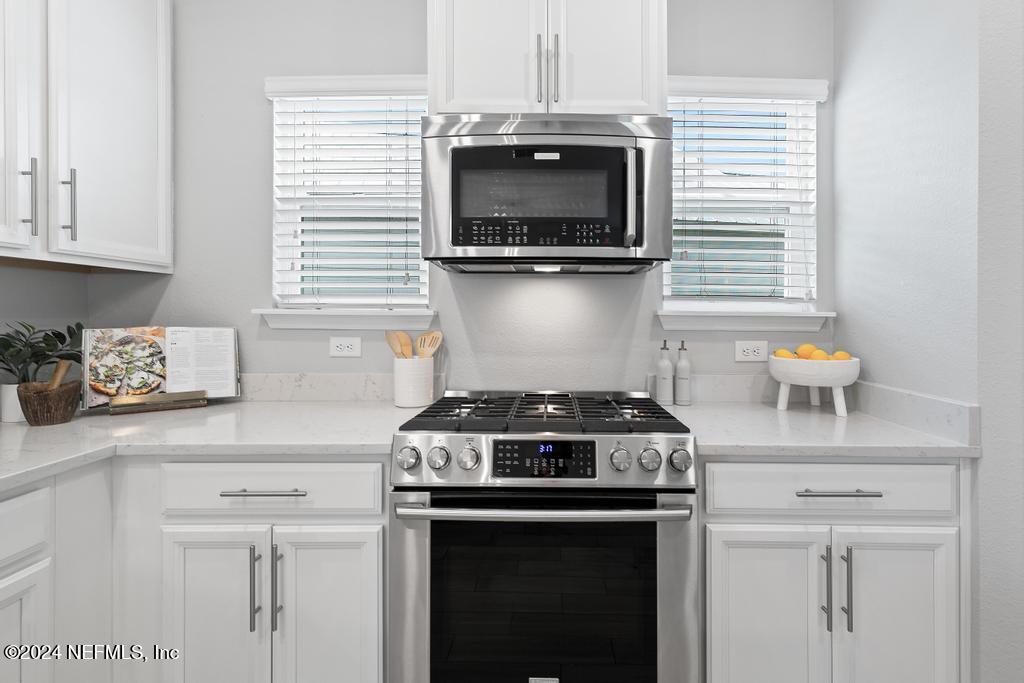 185 Clifton Bay Loop St. Johns, FL 32259 - Photo 16 of 92 a kitchen with a stove and a microwave