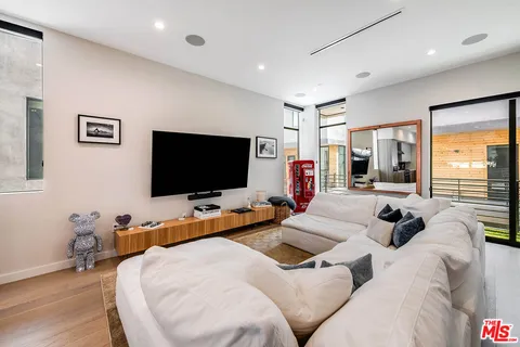 $1,599,000 | 4425 North Studio Place, Studio City, CA 91602