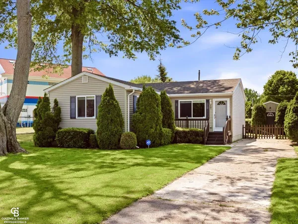 $189,900 | 467 Dixie Boulevard, Algonac, MI 48001
