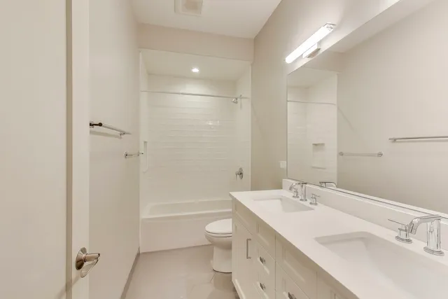 $709,000 | 4135 North Kenmore Avenue, Unit 1E, Chicago, IL 60613