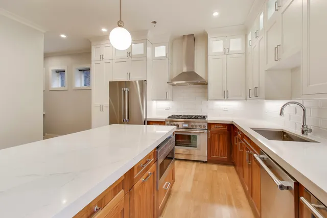 $709,000 | 4135 North Kenmore Avenue, Unit 1E, Chicago, IL 60613