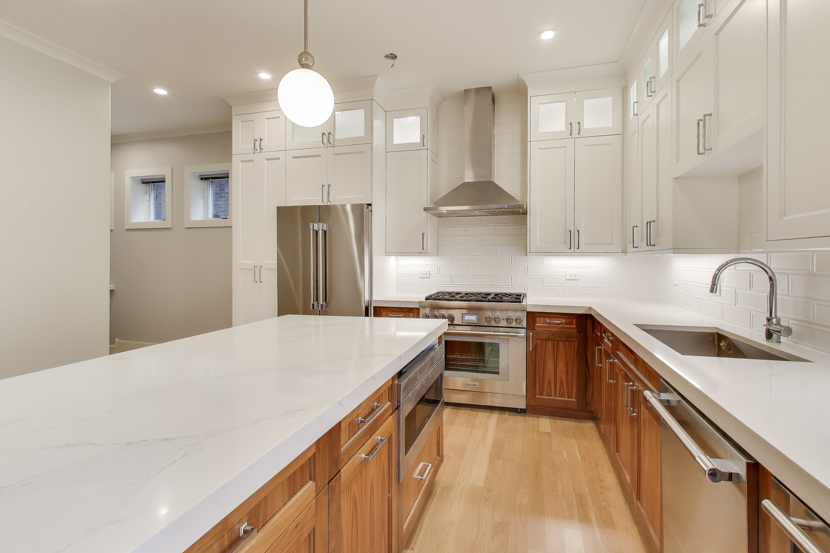 4135 North Kenmore Avenue, Unit 1E Chicago, IL 60613 - Photo 8 of 24