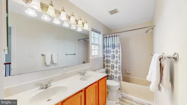 a bed room with a bed and a closet