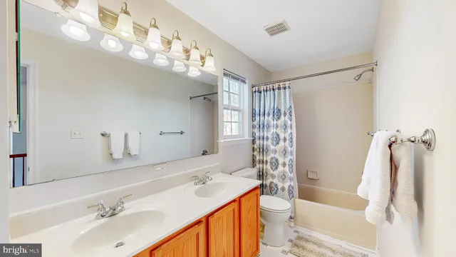 a bed room with a bed and a closet