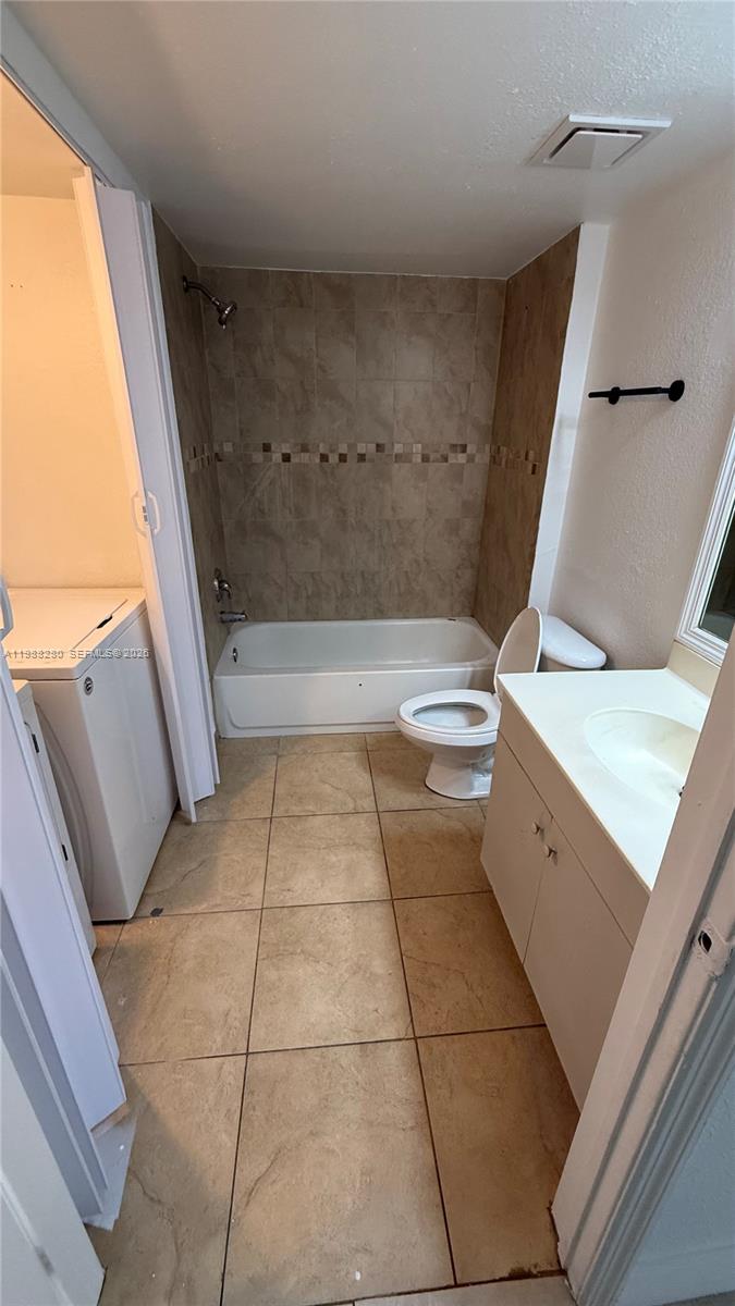 15480 Southwest 284th Street, Unit 2111 Homestead, FL 33033 - Photo 12 of 16 a bathroom with a bathtub and a sink