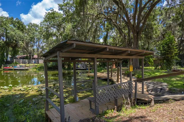 a view of yard with green space