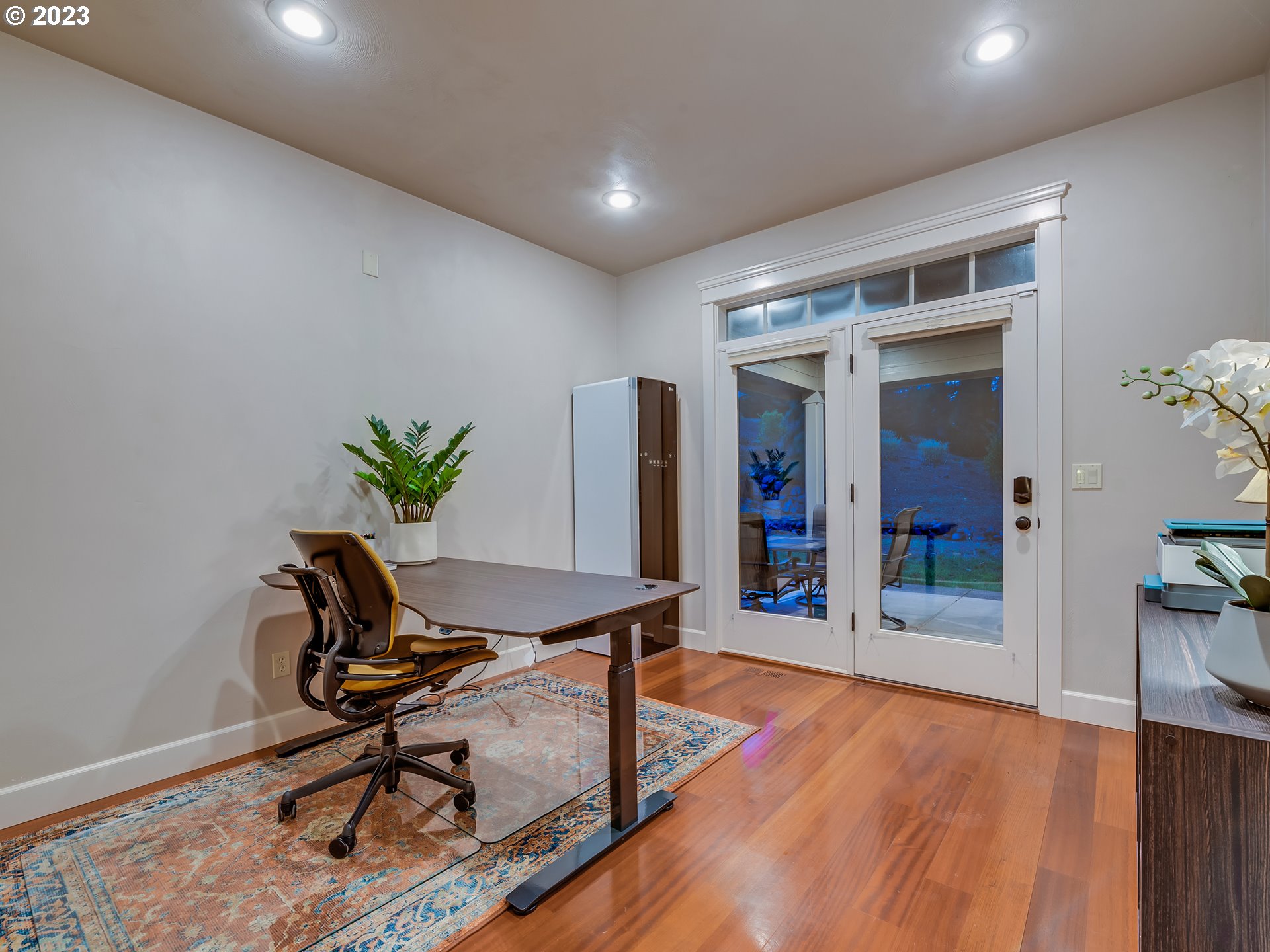 6251 Graystone Loop Springfield, OR 97478 - Photo 20 of 32 a workspace with furniture and wooden floor