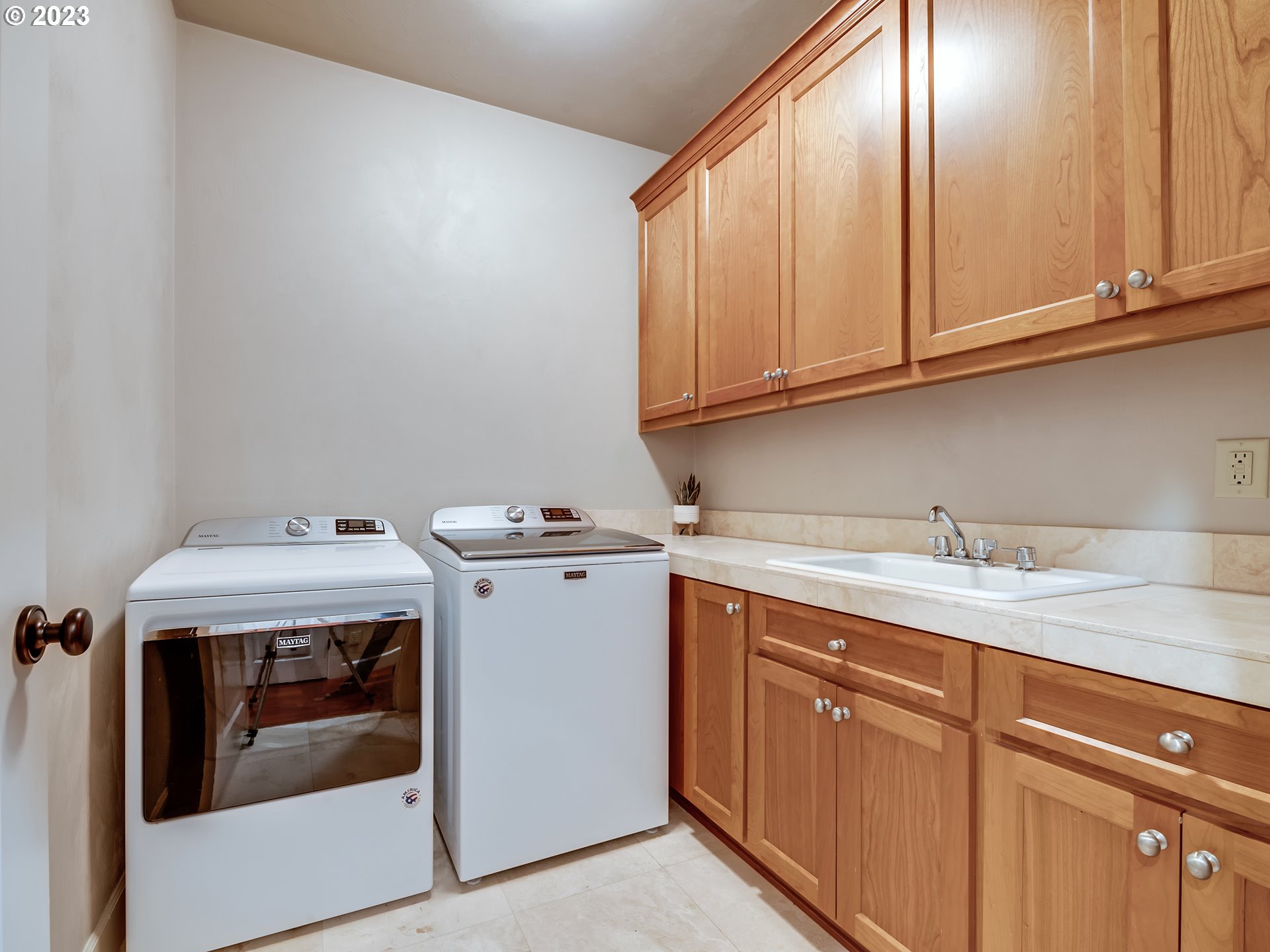 6251 Graystone Loop Springfield, OR 97478 - Photo 23 of 32 a utility room with dryer and washer