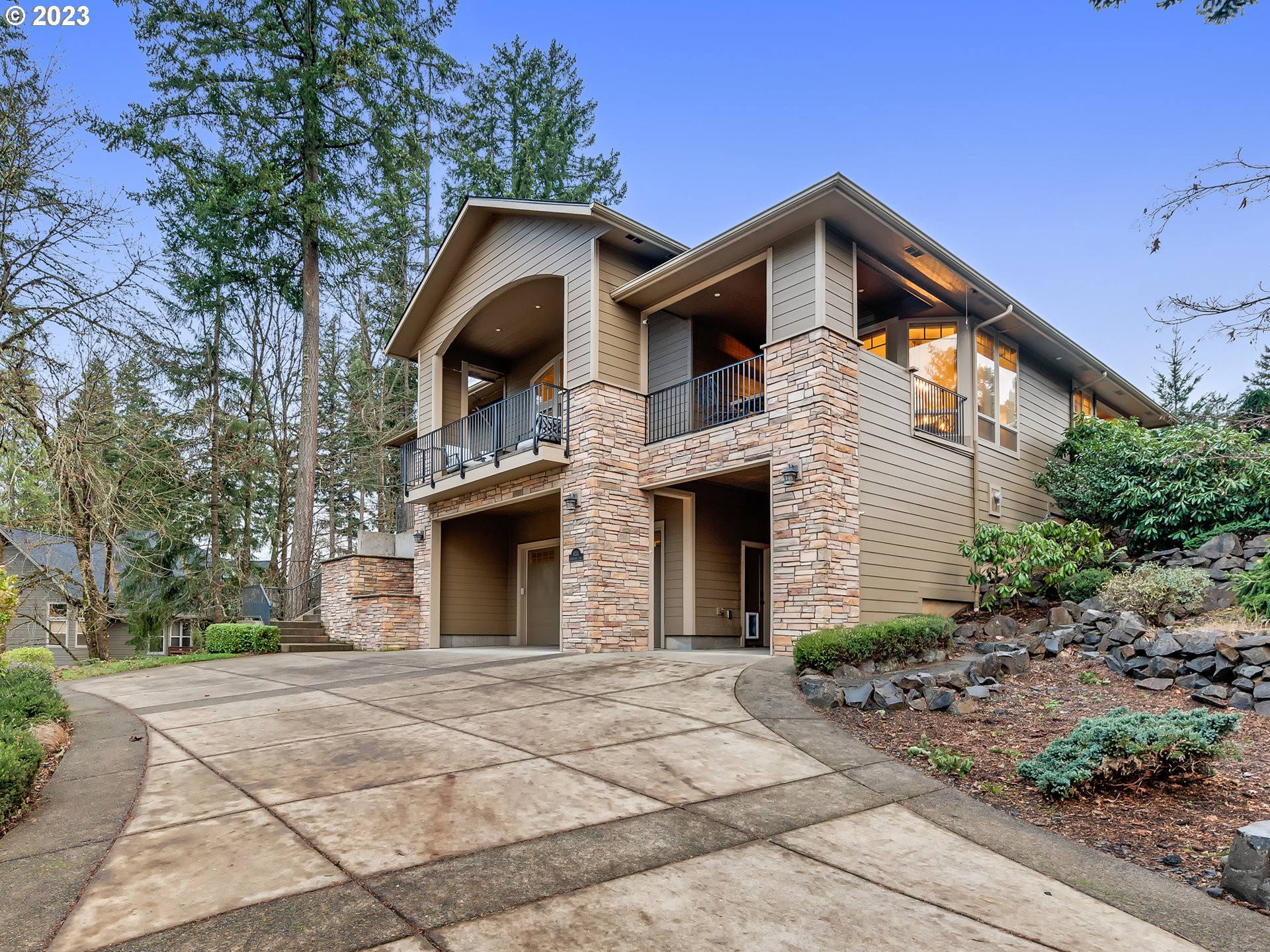 6251 Graystone Loop Springfield, OR 97478 - Photo 3 of 32 a front view of a house with a garden