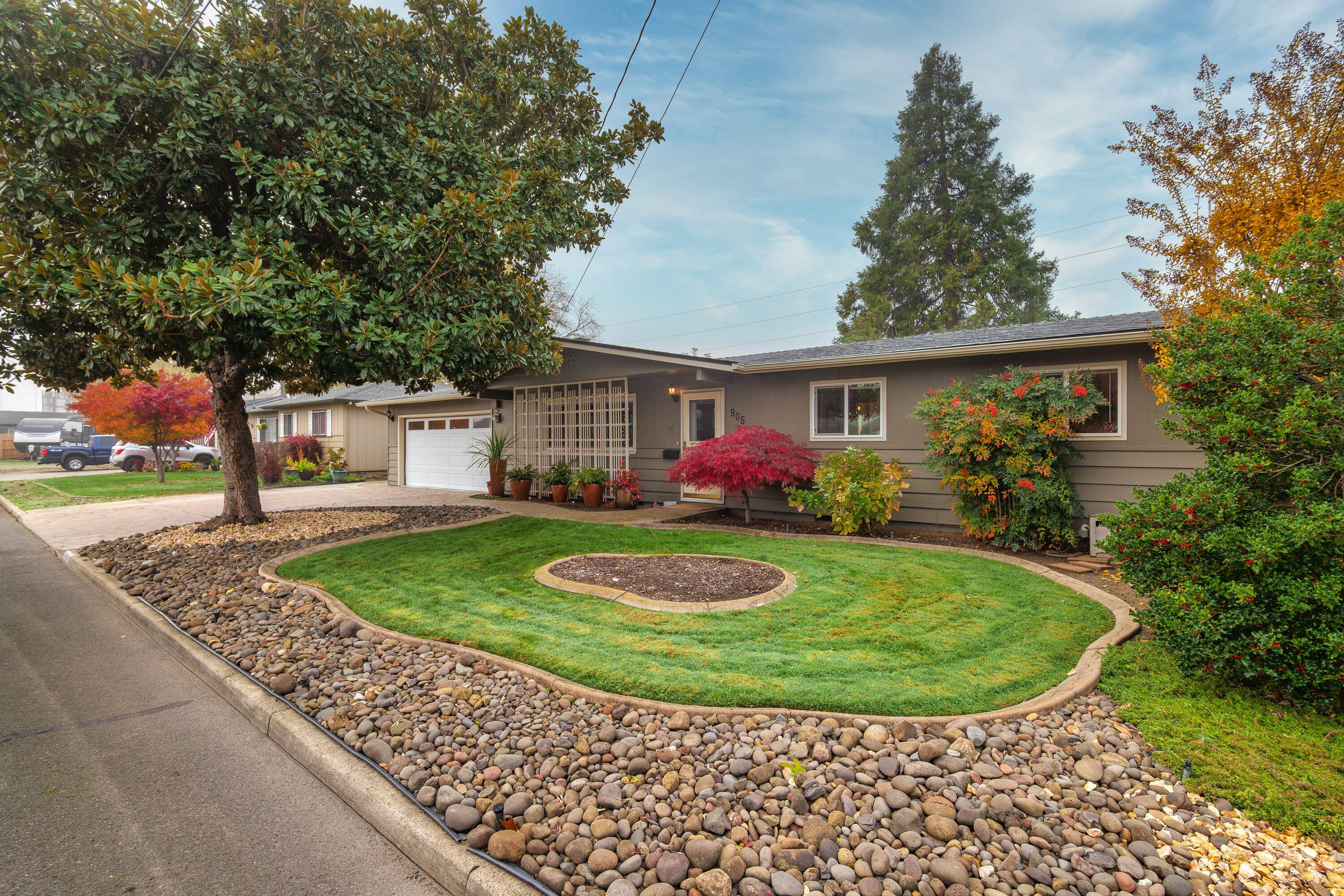 905 Comet Way Central Point, OR 97502 - Photo 1 of 33 01