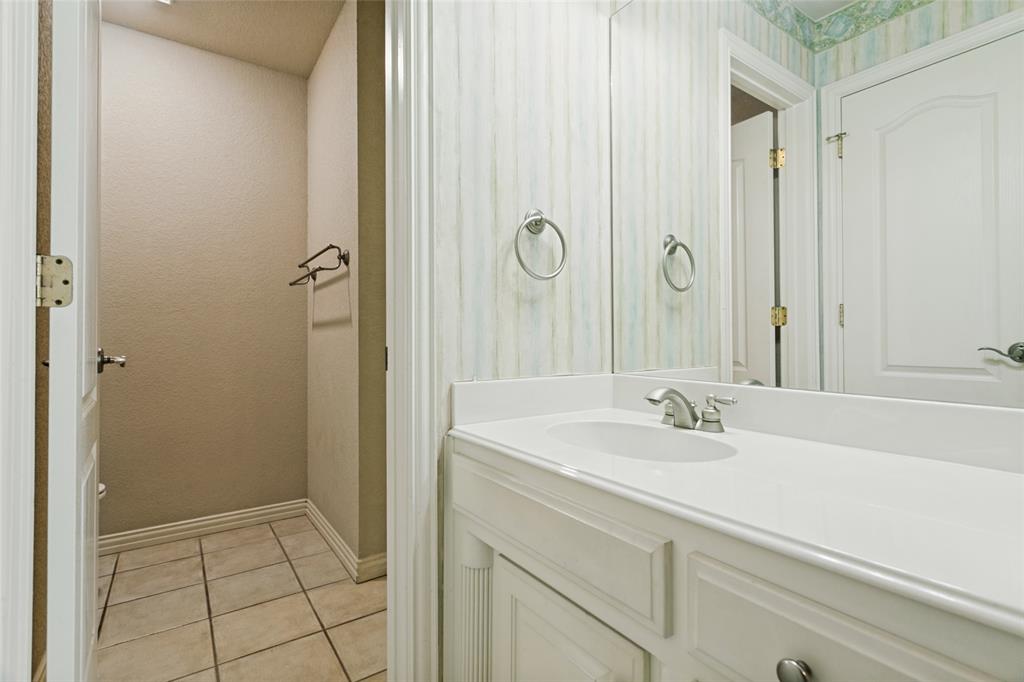 13825 Riviera East Fort Worth, TX 76028 - Photo 27 of 39 Upstairs Jack and Jill bathroom