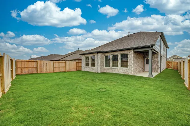 a view of a house with backyard and garden