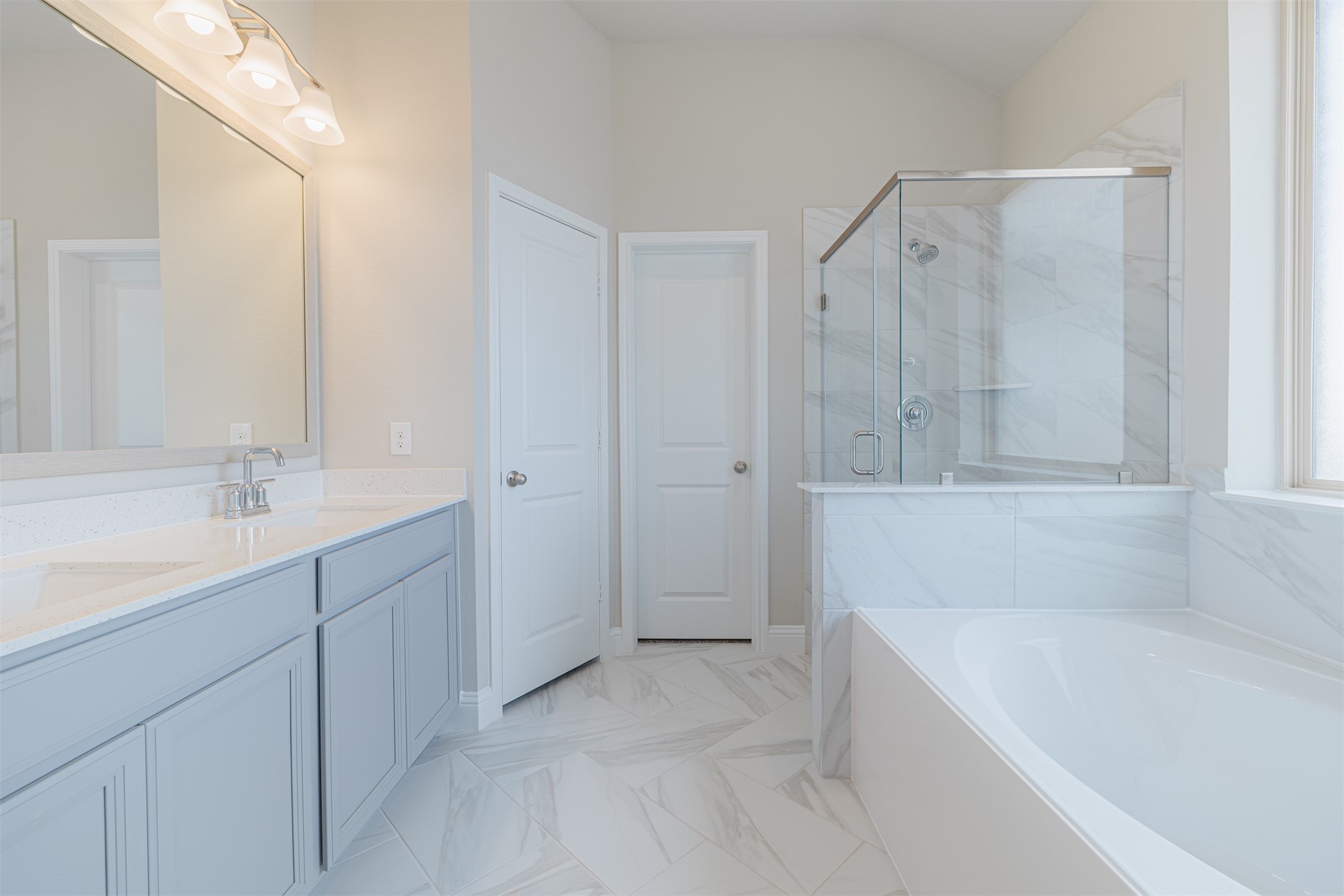 12611 White Pelican Court Cypress, TX 77433 - Photo 15 of 24 a bathroom with a bathtub and a sink