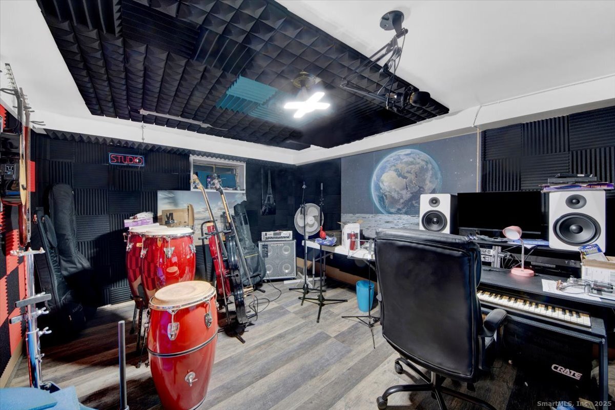 65 Clearview Drive Bridgeport, CT 06606 - Photo 18 of 25 a room with musical instruments