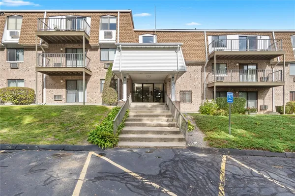 $235,000 | 752 Quaker Lane, Unit A201, Warwick, RI 02818