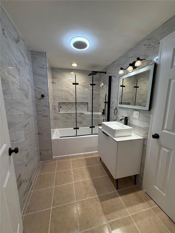 3316 Keenland Road Marietta, GA 30062 - Photo 42 of 54 a bathroom with a bathtub a sink and mirror