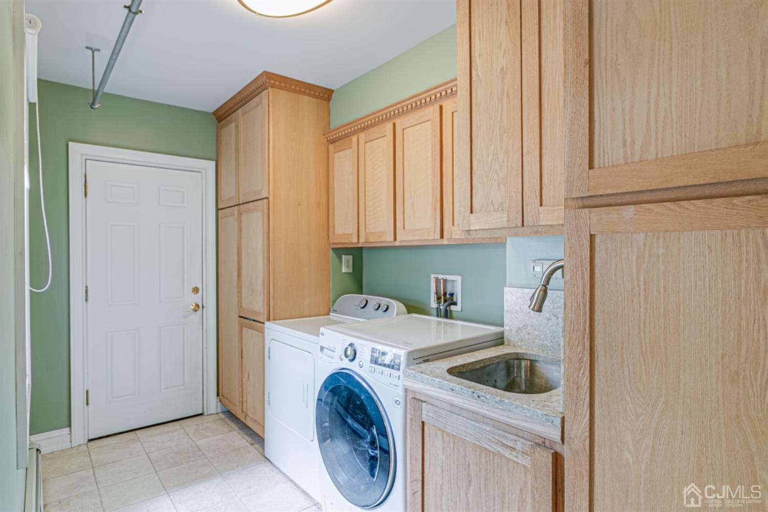 4 Longview Road Edison, NJ 08820 - Photo 29 of 47 a utility room with dryer and washer