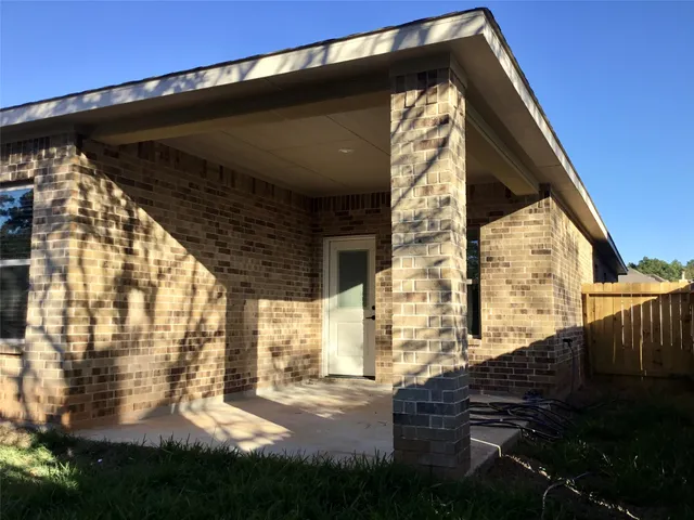 a view of back yard of the house