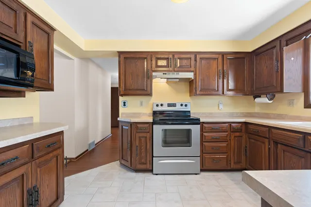 $371,500 | 1444 Hazelwood Drive, Manitowoc, WI 54220