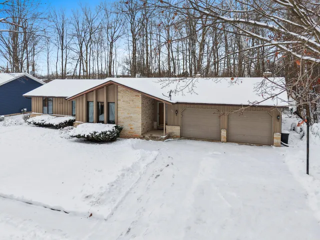 $371,500 | 1444 Hazelwood Drive, Manitowoc, WI 54220
