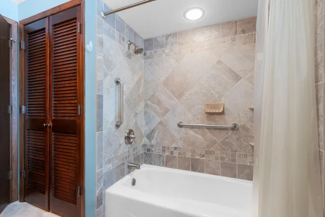 $371,500 | 1444 Hazelwood Drive, Manitowoc, WI 54220