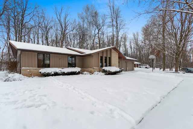 $371,500 | 1444 Hazelwood Drive, Manitowoc, WI 54220