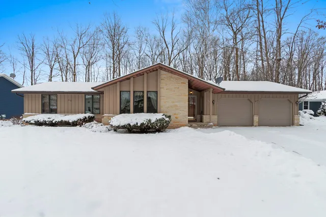 $371,500 | 1444 Hazelwood Drive, Manitowoc, WI 54220