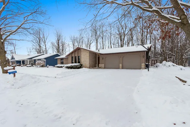 $371,500 | 1444 Hazelwood Drive, Manitowoc, WI 54220