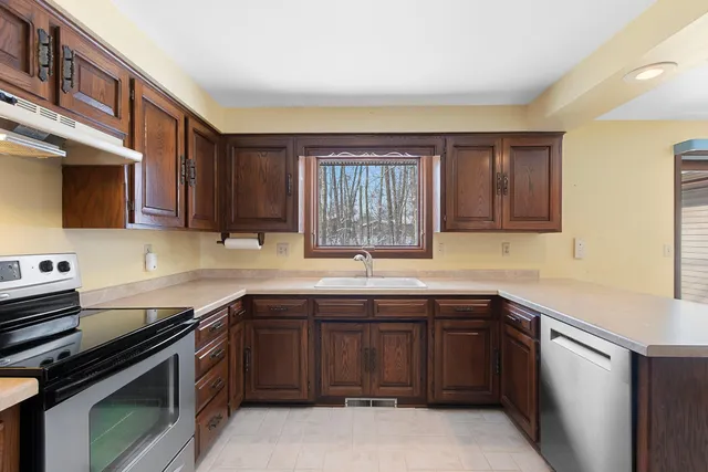 $371,500 | 1444 Hazelwood Drive, Manitowoc, WI 54220