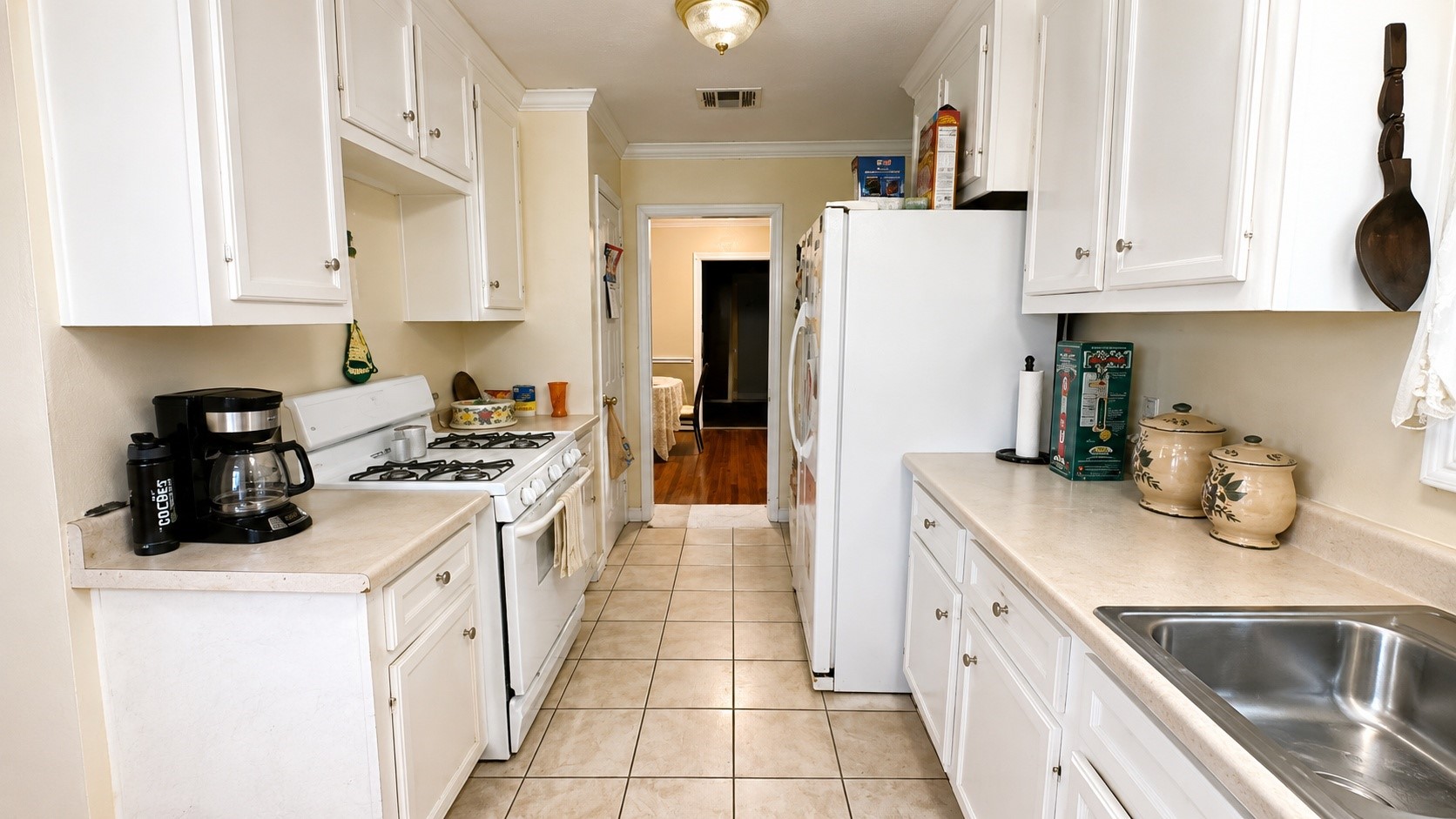 5130 Cortelyou Lane Houston, TX 77021 - Photo 4 of 13 The galley kitchen layout provides exceptional storage, abundant workspace, and easy access to adjoining living areas.