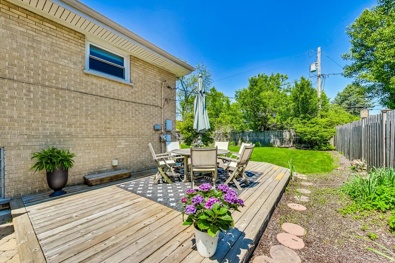 1340 Pendleton Lane Glenview, IL 60025 - Photo 33 of 39 a view of a backyard with sitting area