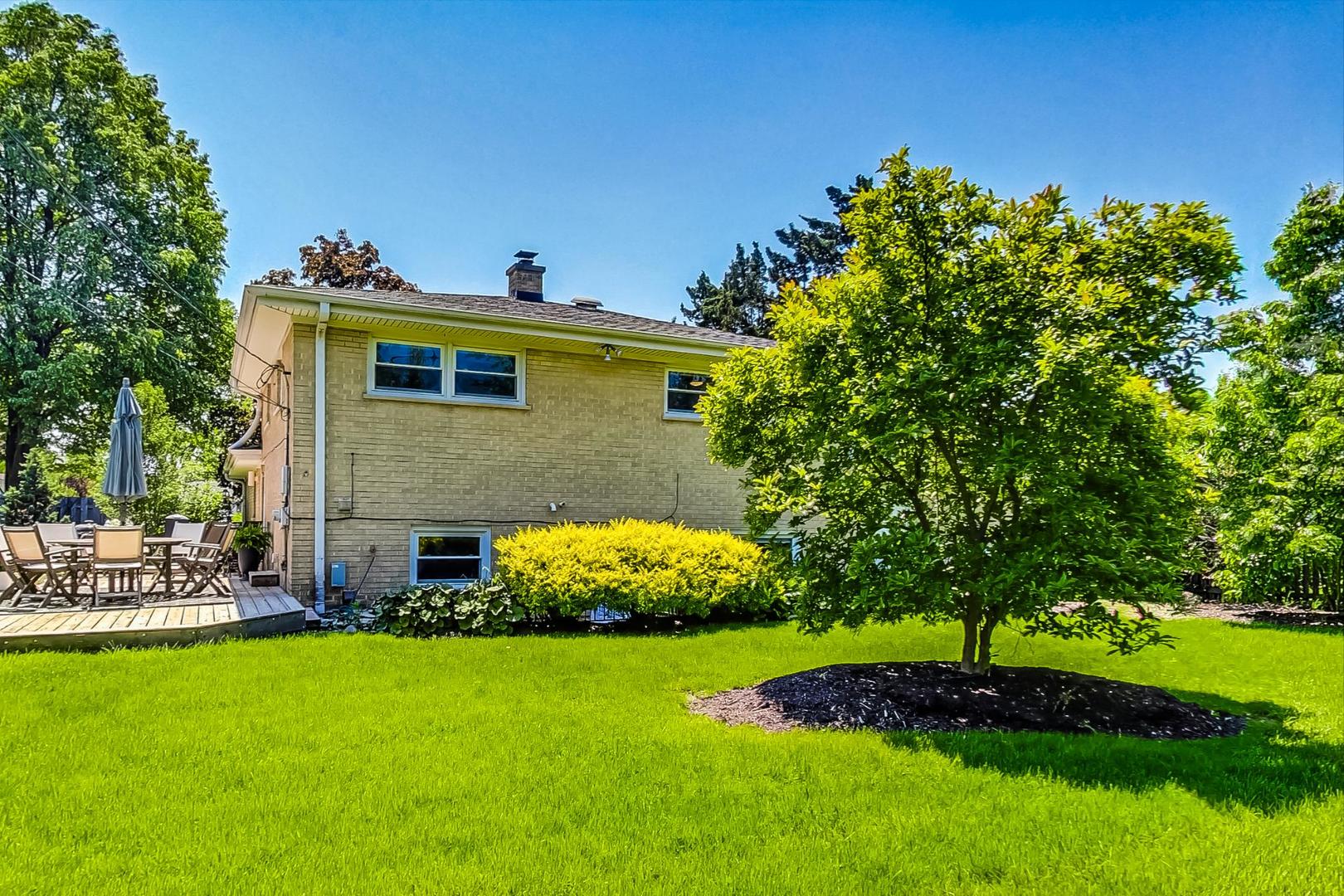 1340 Pendleton Lane Glenview, IL 60025 - Photo 35 of 39 a front view of a house with garden