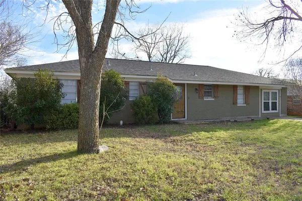 a view of a house with yard and a tree