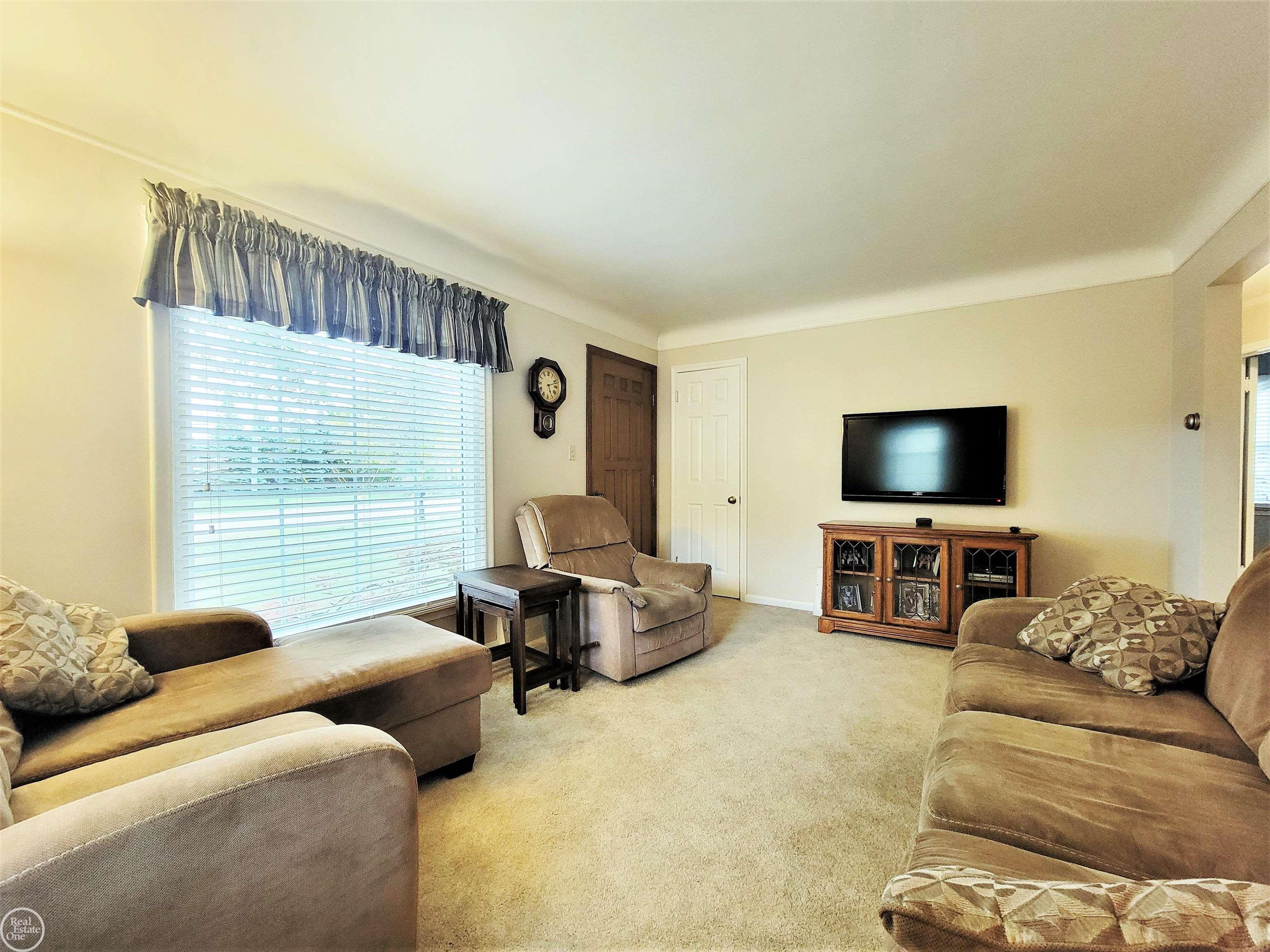 55201 Hayes Road Utica, MI 48315 - Photo 3 of 27 50092751-2.JPG