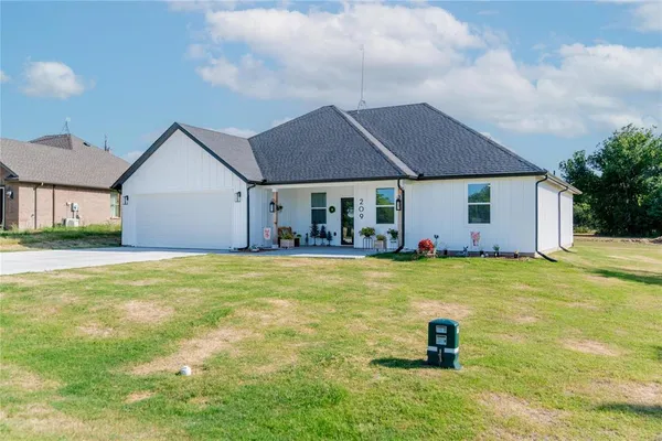 $350,000 | 209 Lanai Drive, Runaway Bay, TX 76426