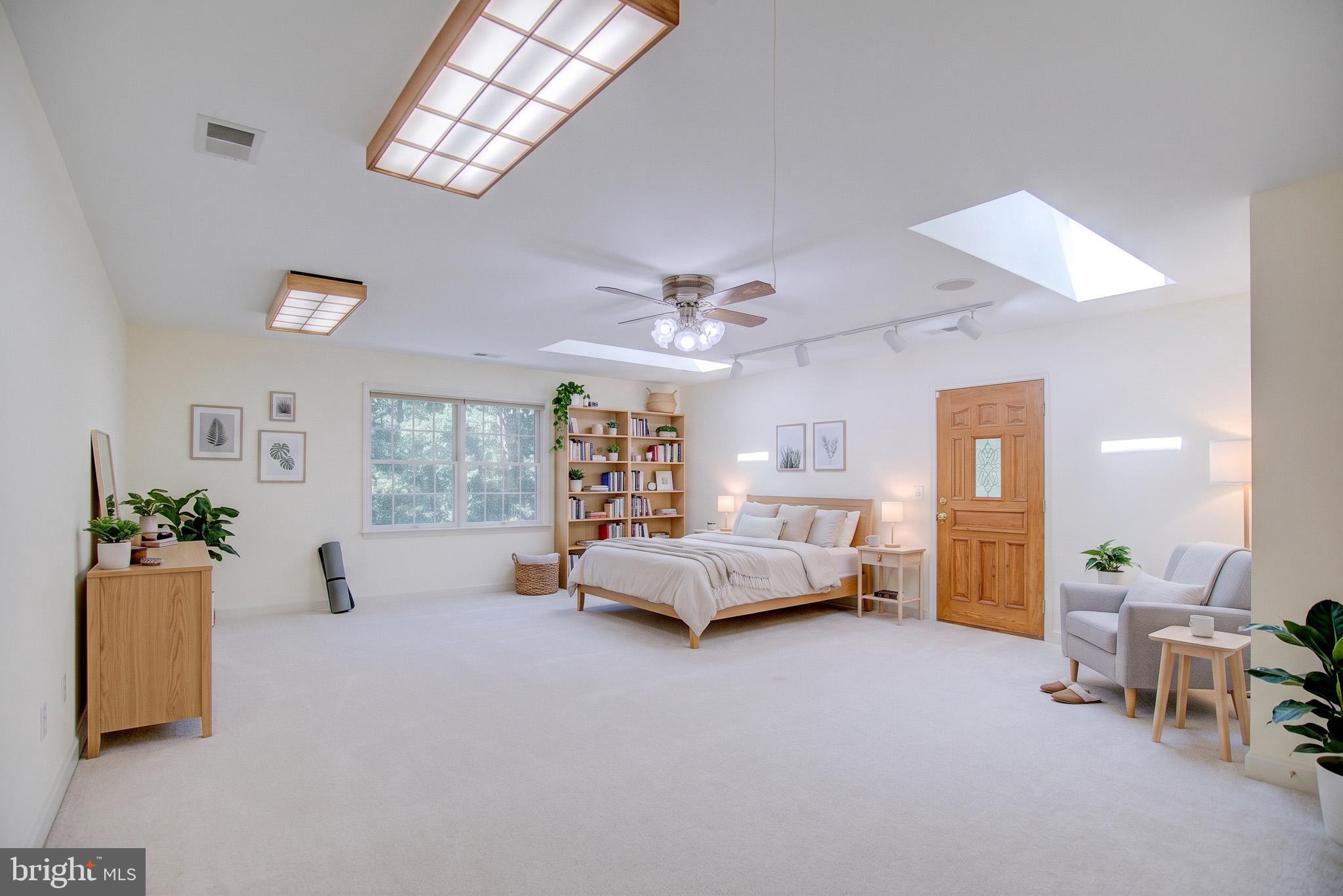 813 Blacks Hill Road Great Falls, VA 22066 - Photo 53 of 92 Large UL 4th Bedroom w/ access to rear deck!