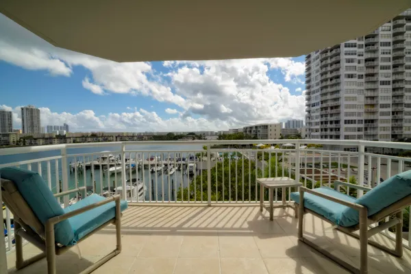 $1,999 | 18081 Biscayne Boulevard, Unit 403, Aventura, FL 33160