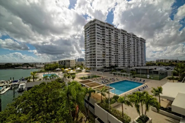 $1,999 | 18081 Biscayne Boulevard, Unit 403, Aventura, FL 33160